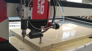 Découpe composite avec une machine de découpe au jet d'eau1